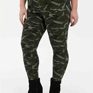 Torrid Pants Women’s 26 NWT CAMO Sky High Twill Sky
